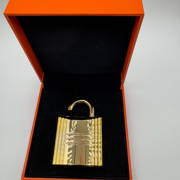 Hermès Cadena Gold Lock - Picture 1 of 6
